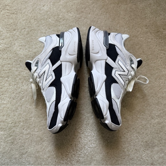 New Balance 9060 (size 4 in boys, fits women size 6-6.5) - excellent condition - Picture 3 of 5